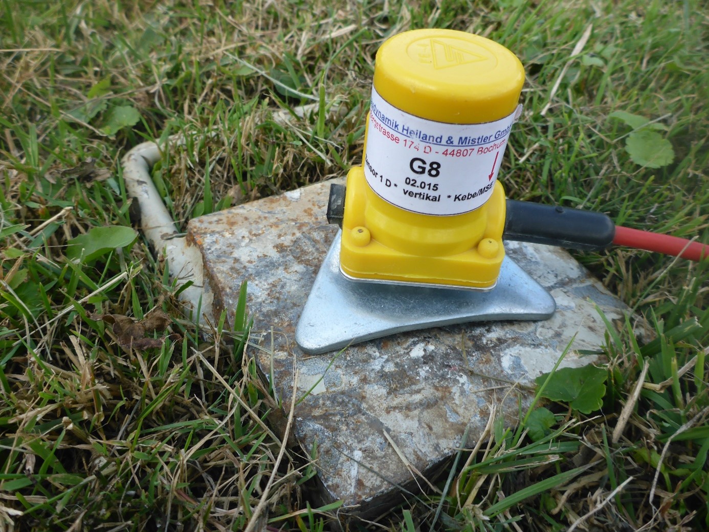 Bild zeigt Messgerät auf der Wiese